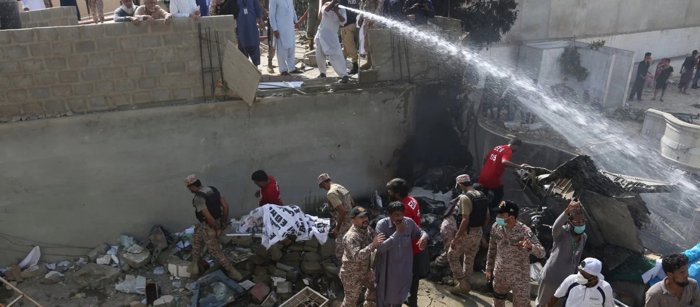 Πακιστάν: Επέζησαν τουλάχιστον δύο από τους 99 επιβαίνοντες του Airbus A320 - Η στιγμή που ανασύρεται ζωντανός (βίντεο)